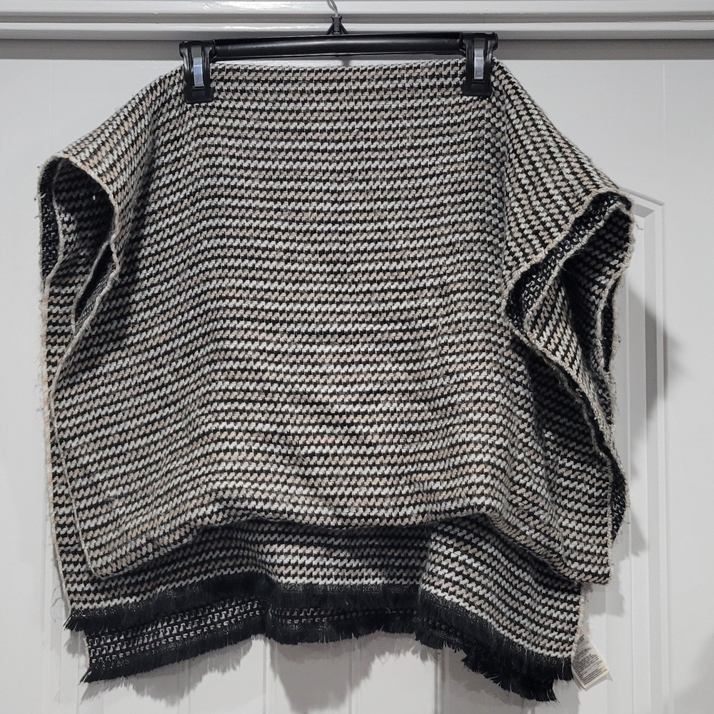 GAP Black, White, and Tan Houndstooth Patterned Wrap